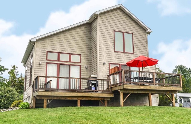 Seneca Knoll:"Gorgeous Custom-built Home with Seneca Lake Views"