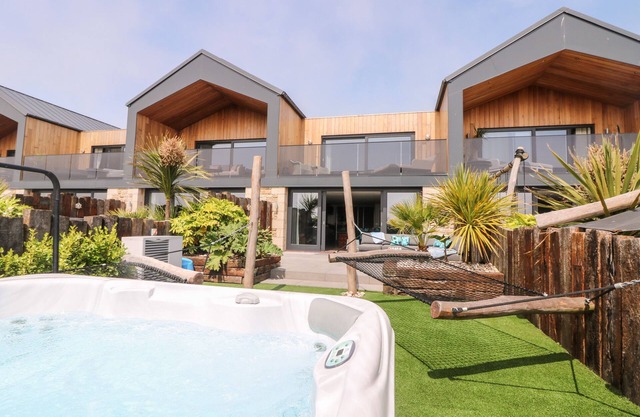 SENNEN SKIES, pet friendly, luxury holiday cottage in Sennen