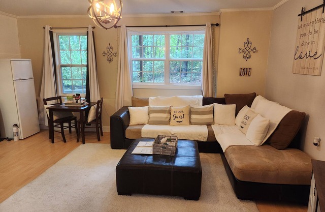 Senoia Charming Farmhouse Guest Suite 20 mins to Trilith Studios, 5 min. to Town