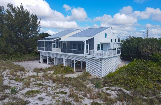 Sensational 3 bedroom home on the beach!