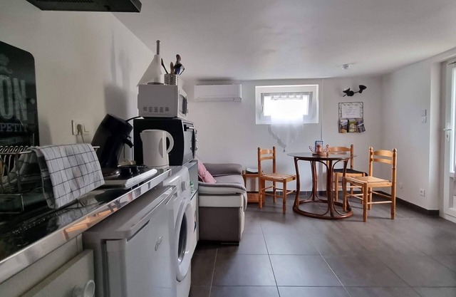 Separate one-bedroom apartment with free car parking in front of the studio