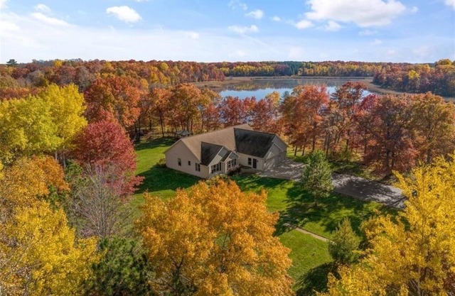 Sept 4-7 Open! Lake Edward, Mins to Nisswa, Hot Tub , Game Room , Firepit