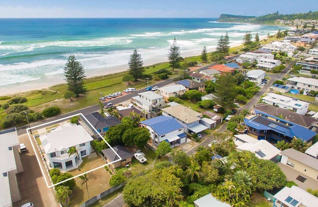 Serendipity - 4 BR beachfront Lennox Head home