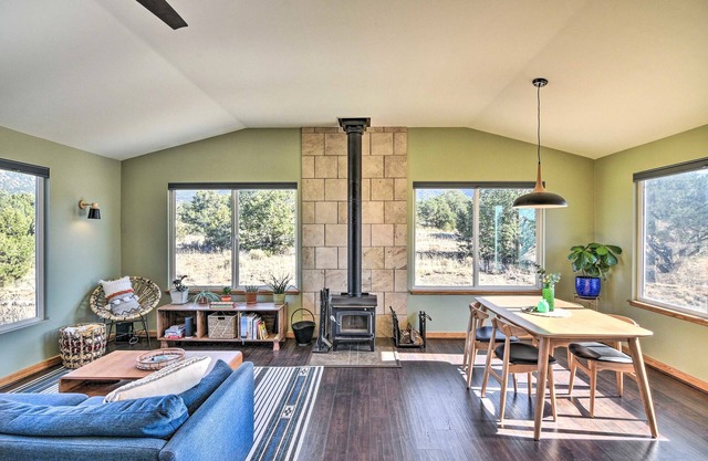 Serene 2-Bed Crestone Cabin Mountain Views Modern Comforts Dog-Friendly
