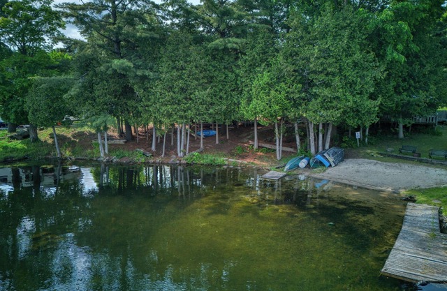 Serene 2-Bed + Futon Lakeside Cottage: Sleeps 5-6, Full Amenities!