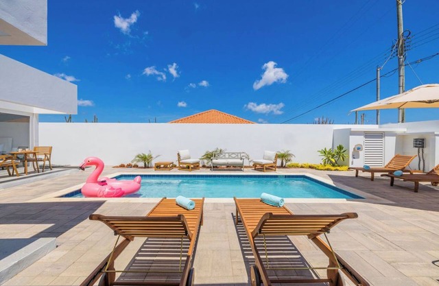 Serene "2 in 1" Oasis ~ 2 Pools ~ King Beds ~ BBQ!