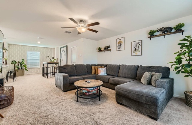 Serene 3BD/2.5BA Lone Star Zen Retreat - Your Perfect San Antonio Oasis