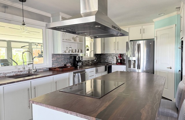 Serene 3BR Retreat, includs Chef’s Kitchen Office Gym Quiet River Glimpse