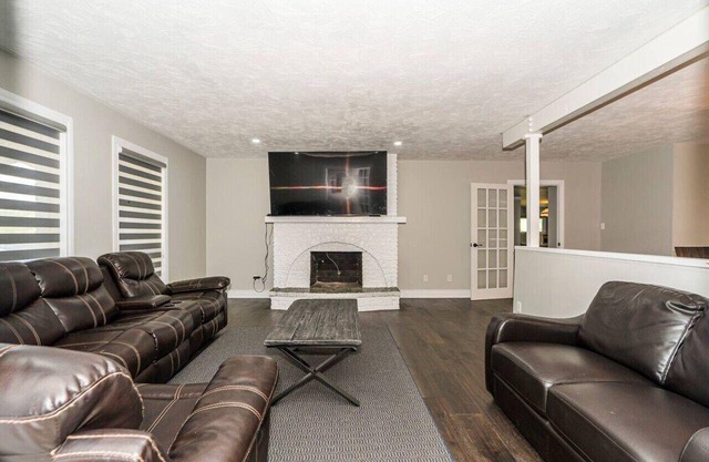 Serene 4BR house w/Hot tub, Lake, Billiards & BBQ