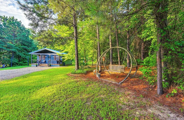 Serene Broken Bow Cabin w/Fire Pit & Gas Grill!