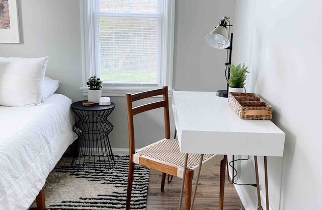 Serene bungalow with AC, Bathtub & Modern Amenities in Evansville