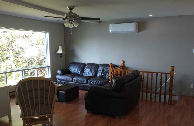 Serene waterfront 4 bdrm/2 bath cottage with wifi/hot tub/deck/bbq/firepit/dock