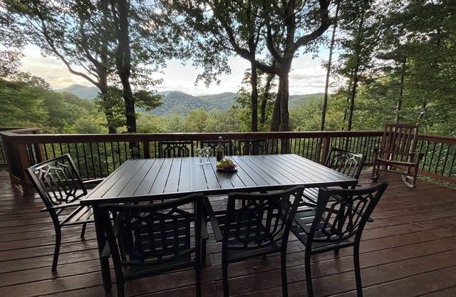 Serene Cabin - Sleeps 8, 3 BR & 3 BA, Spectacular VIEWS, Family & Pet Friendly