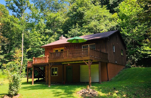 Serene, Cozy Cabin Nestled on the Greenbrier River Trail.