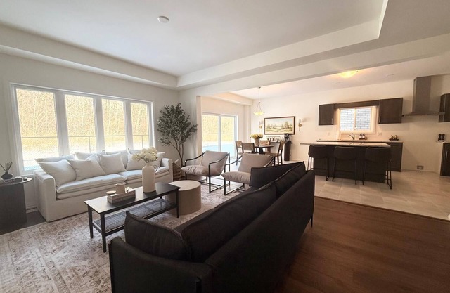 Serene Escape Near Niagara Falls: Spacious 4-BR Retreat for Families & Friends