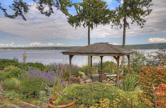 Serene getaway close to the beach with garden for couples or solo adventurers