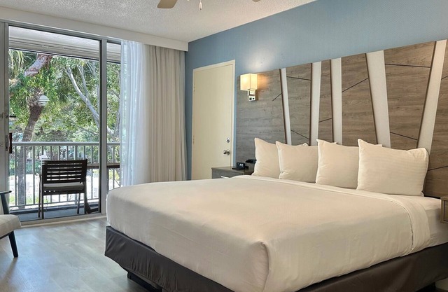 Serene Getaway w/Balcony - Access to Adventure & City Excitement, Beach Escape