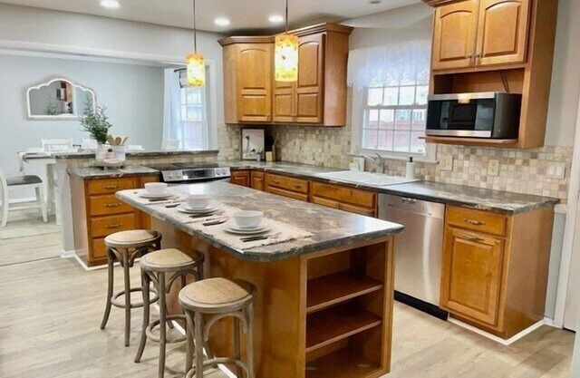 Serene Ivy Hills Home w/Hot Tub & Screened Porch