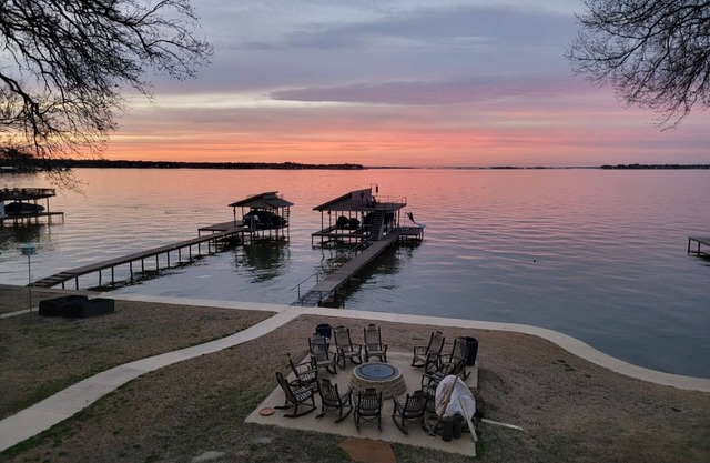 Serene lake life bungalow. Get away and find your whoosah!
