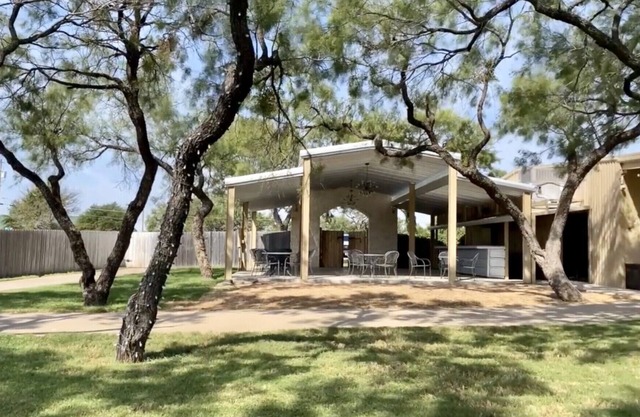 Serene Lake Lodge w/all of the amenities your family could want! All Inclusive!