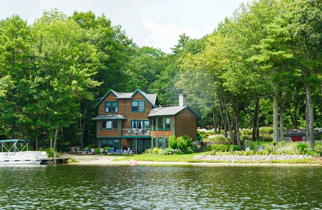 Serene Lakefront Lodge with Private Beach, BBQ Grill, Dock and Game Room