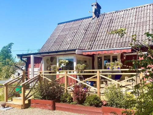 Serene Lakehouse with Rowing Boat