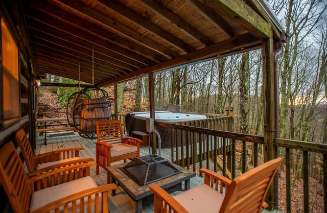 Serene Mtn cabin, views, hot tub, skiing, hiking, close to Asheville