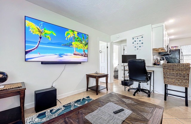 Serene Sarasota Retreat with King Bed, Full Kitchen, Fast Wi-Fi and A/C