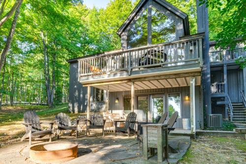Serene Suttons Bay Home with Fire Pit and Wooded Yard