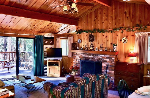 Serenity Cabin 2 Bedroom Secluded Close to Trails!
