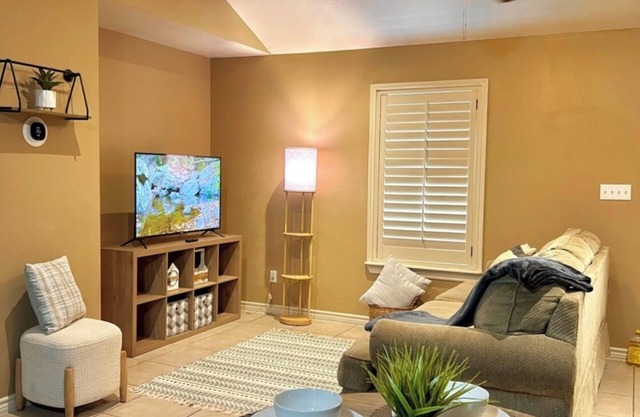 Serenity Stay: Charming 2-Bedroom Retreat in Eagle Pass
