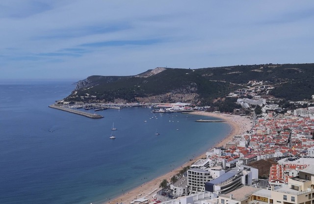 Sesimbra 6 minutes, Luxury villa, 3 bedrooms, 3 baths, garage. Arrabida Park