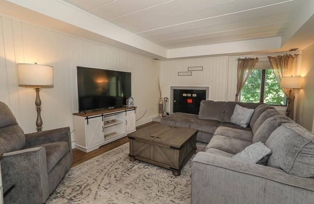 Seven Springs 2 Bedroom Premium Condo, Great for families by RedAwning