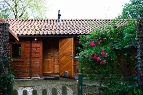 Sfeervol houten huisje met omheinde tuin op de Veluwe