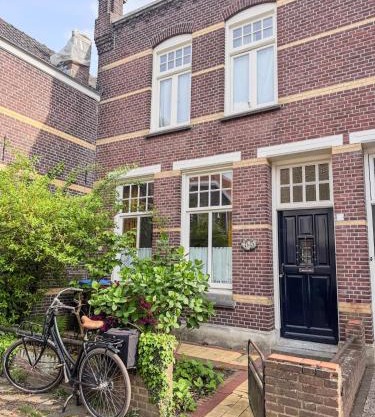 Sfeervolle vooroorlogse woning nabij centrum