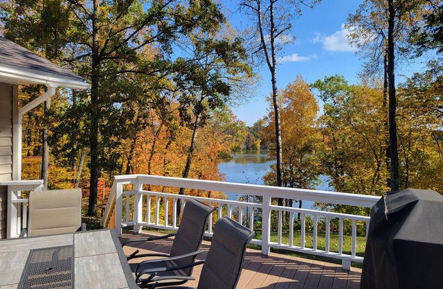 Shady Crest. Pool table, games, bonfire, Legos. Lake w/kayaks. 5 kings - 16ppl.