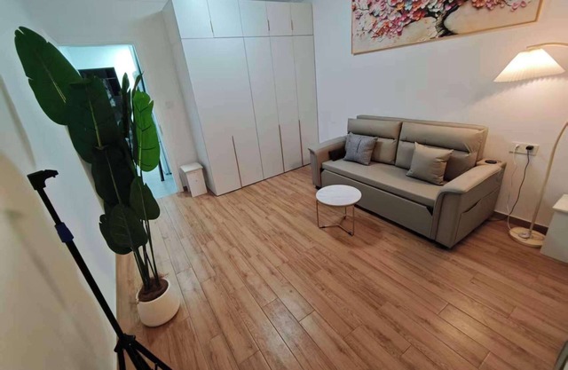 Shanghai Gubei flat near line2 with private garden