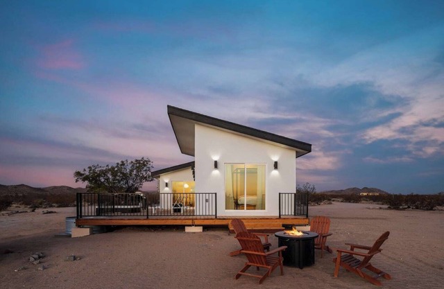 ShangriLa: Deck w/Hot Tub and Cowboy Pool