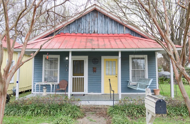 Shanty Bellum Too | 2/1, Washer/Dryer, Full Kitchen
