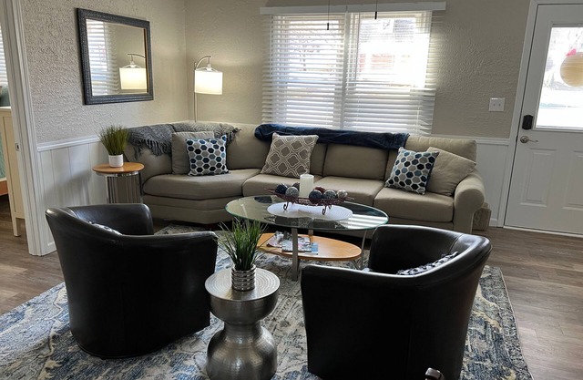 Shawnee Bungalow - Tranquil 1 King, 1 Queen