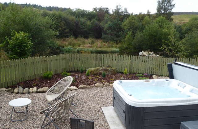 Shepherd's View @ Dalnoid - en-suite shower room, hot-tub, garden, great views