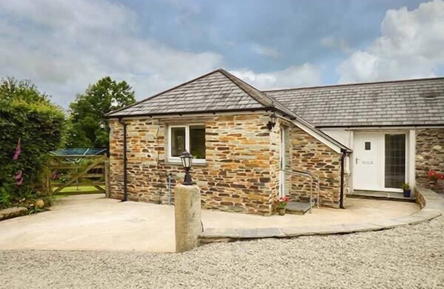 SHEPHERDS REST, pet friendly, with a garden in Jacobstow