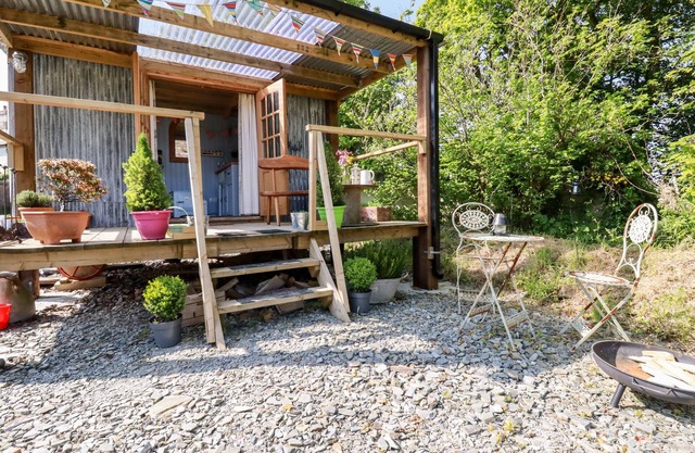 SHEPHERDS RETREAT, pet friendly, with hot tub in Crackington Haven