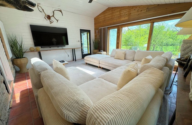 Sherwood Farmhouse: A Stylish Escape in Manhattan – Your Home Away From Home!