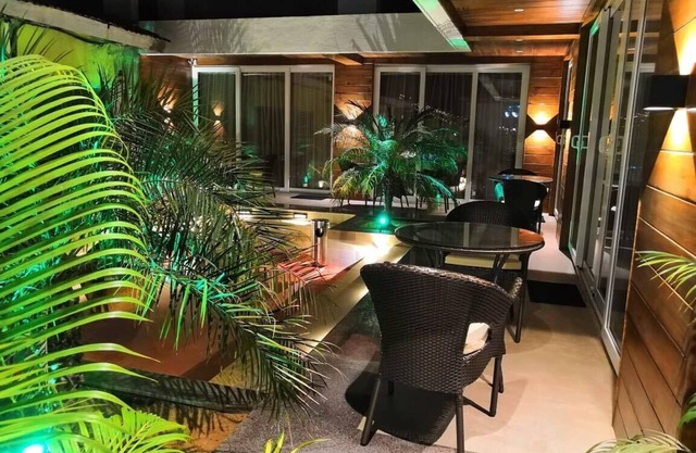 Shivers Oasis Super Delux Luxury Suite 1 (5mins away from the beach)