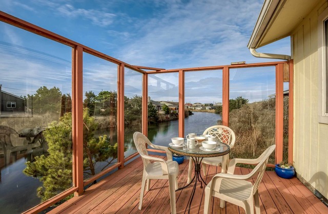 Shore Delight: Waldport Home + Deck, Walk to Beach