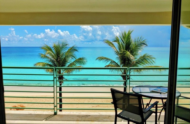 ☀️⛱️🌴👙Shore Thing - Beachfront 1 Bedroom Condo - Feet in the sand!