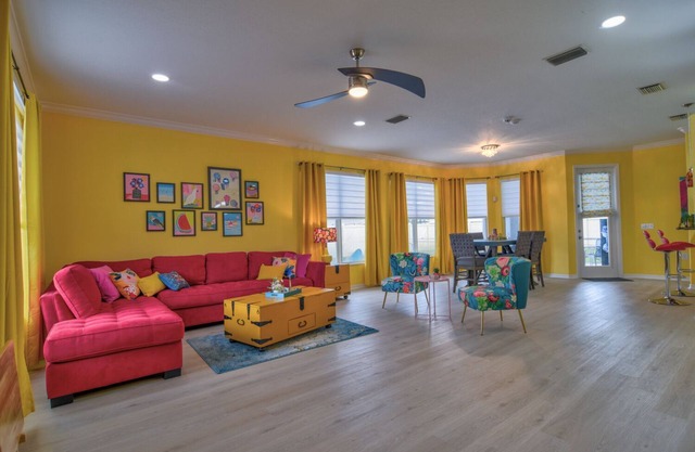 SHORT/LONG TERM RENTAL 3/2 HEATED POOL/UPDATED FLOORS 15 mins to Siesta Key.