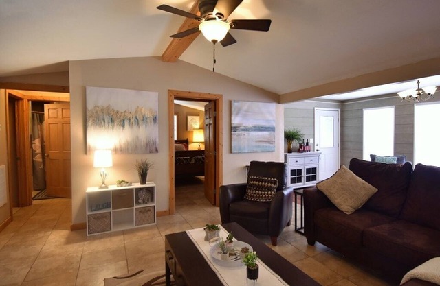 Short's Landing at 505 West. Murphy