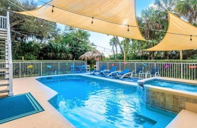 Short walk Beach/rent a golf cart Heated Pool Hot Tub Jacuzzi ,Total privacy !